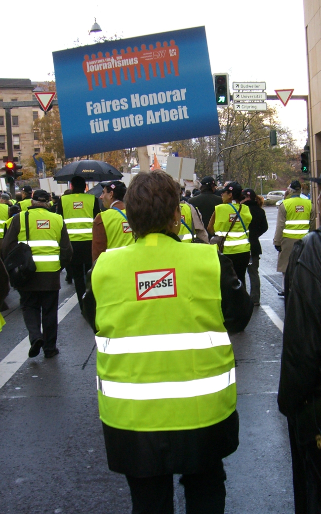  – Bei früheren Demonstrationen gingen die Leute noch auf die Straße. Heutzutage gehen sie in die Luft, mit Hilfe von Leiter oder Tritt. Foto: Hirschler