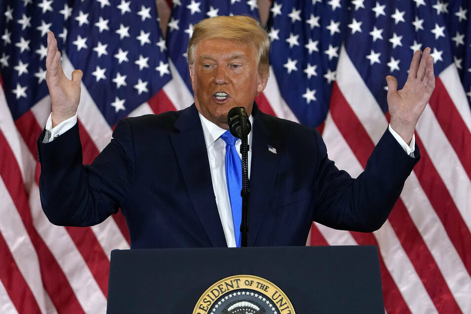  – Obwohl noch viele Stimmen ausgezählt werden müssen, erklärt sich US-Präsident Trump fälschlich schon mal zum Wahlsieger. Foto: Evan Vucci/AP/dpa