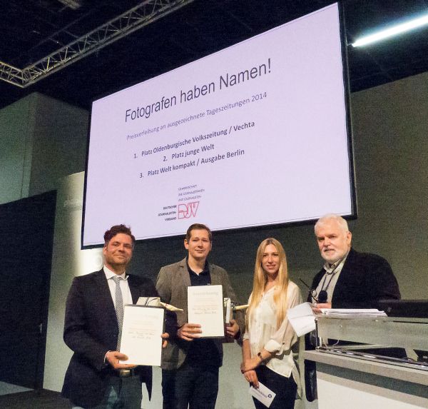 Das Bild zeigt die Übergabe der Auszeichnung zu Fotografen haben Namen. Es sind zu sehen: Stefan A. Runne, stellvertretender Ressortleiter Fotoredaktion DIE WELT, WELT am SONNTAG, Welt kompakt, Lars Chowanietz, Reporter Oldenburgische Volkszeitung. Die Vertreter der jungen Welt waren terminlich verhindert. Außerdem im Bild die Moderatorin der Auszeichnung und Roland Scheidemann vom DJV-Fachaussschuss Bildjournalisten – Vertreter von zwei ausgezeichneten Zeitungen im Bild (von links): Stefan A. Runne, stellvertretender Ressortleiter Fotoredaktion DIE WELT, WELT am SONNTAG, Welt kompakt, Lars Chowanietz, Reporter Oldenburgische Volkszeitung. Die Vertreter der jungen Welt waren terminlich verhindert. Außerdem im Bild die Moderatorin der Auszeichnung und Roland Scheidemann vom DJV-Fachaussschuss Bildjournalisten. Foto: Thomas Schumann