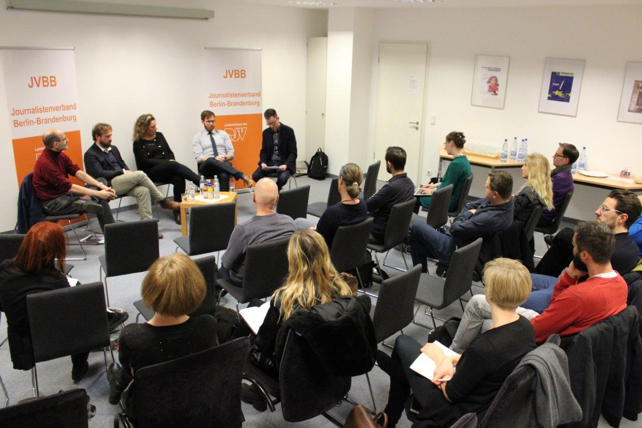 – Auf dem Content-Marketing-Podium diskutierten v.l.n.r.: JVBB-Vorsitzender Christian Walther, Marin Majica, Content Strategist bei der Marketingagentur C3, Medienjournalistin Uulrike Simon & Socialmediadozent Patrick Nix mit Moderator Gregor Landwehr (Fotos: JVBB)