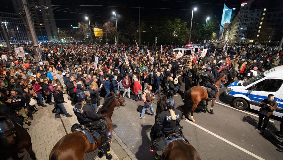  – Polizei in Leipzig: Schwarze Peter-Spiel. Foto: Sebastian Kahnert dpa