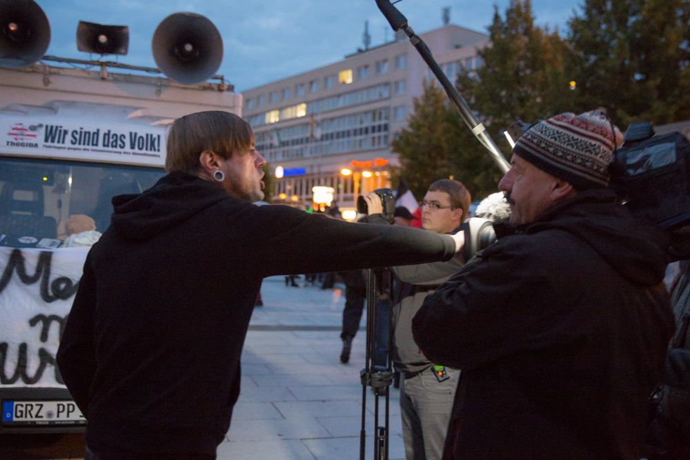  – Nazi-Übergriff: Polizei guckt weg. Foto: Björn Kietzmann