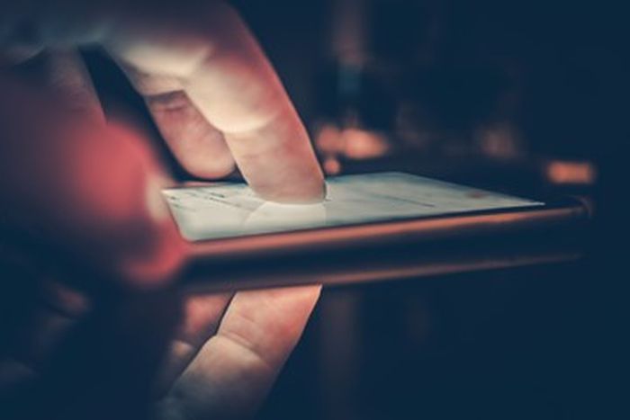  – Tatort Smartphone: offen wie ein Scheunentor. Foto: Tomasz Zajda