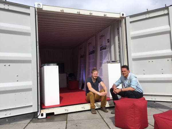  – Ganz ungezwungen miteinander sprechen: Andreas Trampe von der Bildredaktion des "Stern" stand am Mittwoch vor dem Foto-Container des Magazins für Branchengespräche bereit. | Foto: Hirschler