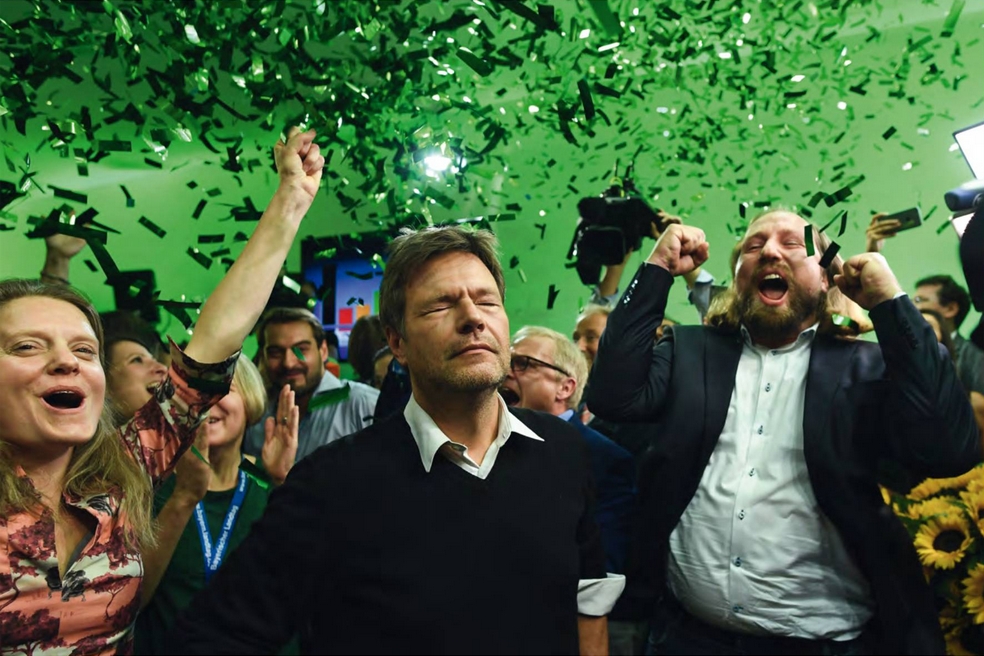 Das Foto von Andreas Gebert wurde zum Pressefoto des Jahres im Wettbewerb des Bayerischen Journalistenverbandes gewählt. Es zeigt den frisch gewählten Vorsitzenden der Partei der Grünen Habeck umringt von freudigen Parteimitgliedern – Pressefoto des Jahres: "Freude" von Andreas Gebert