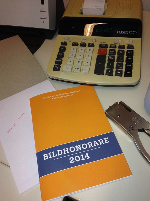 Titelblatt der Broschüre Bildhonorare 2014 neben einem Rechner – 