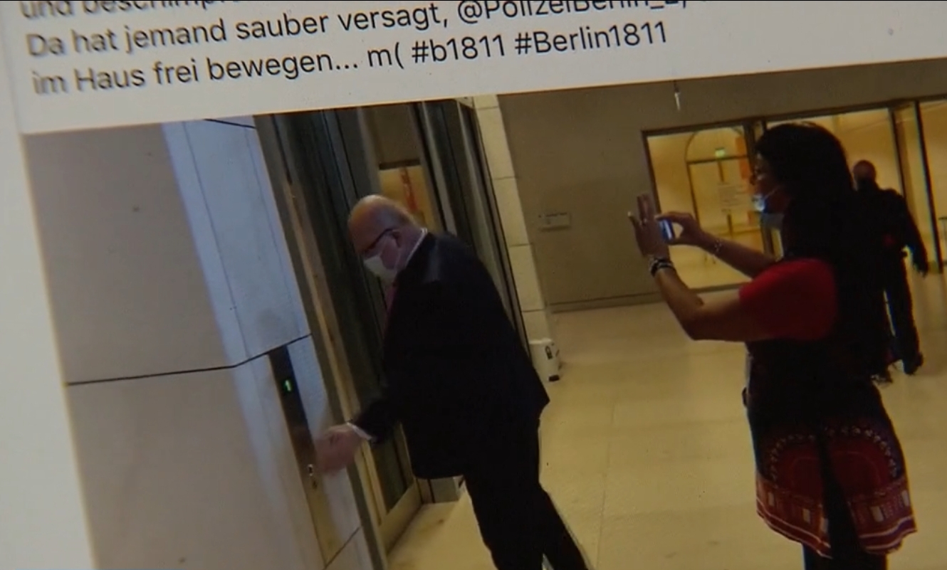 – Tweet: Bundeswirtschaftsminister Peter Altmaier wird im Bundestag bedrängt und angepöbelt. Screenshot: tagesschau.de
