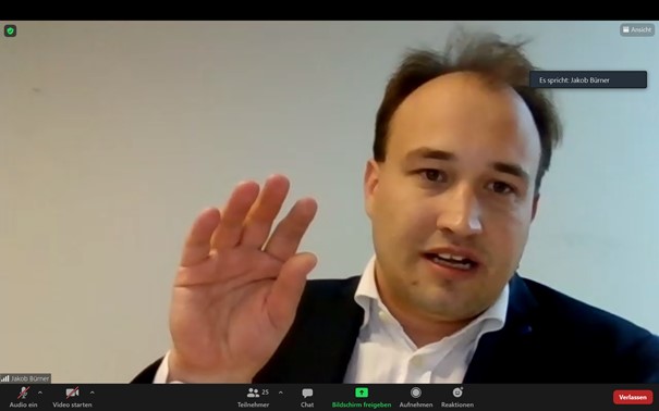 Rechtsanwalt Jakob Bürner gestikuliert mit seiner Hand – BJV-Justiziar Jakob Bürner informierte über die Neustarthilfe des Bundes