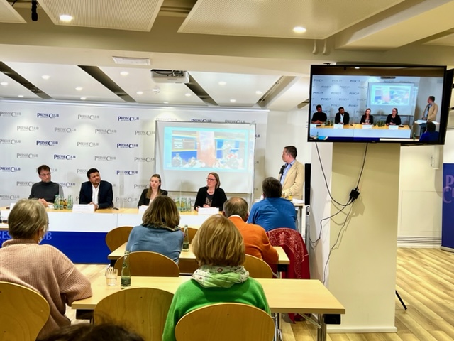 Blick in den Zuschauerraum und auf das Podium – Rund 20 Kolleg*innen besuchten die Diskussionsrunde im Presseclub München