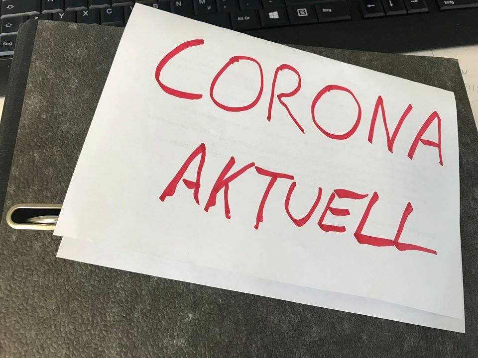 Aktenordner mit Blatt Corona Aktuell Aktenordner mit Blatt Corona Aktuell –