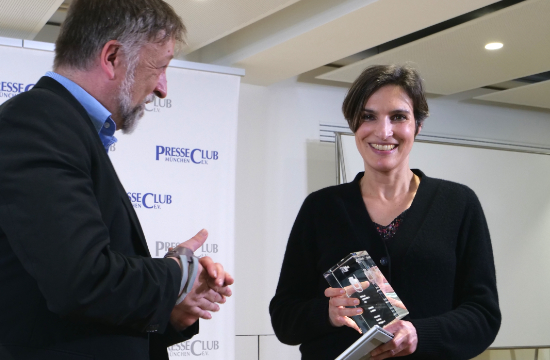 – Der BJV-Vorsitzende Michael Busch überreicht Caroline Schmidt die Trophäe für den ersten Preis beim Wettbewerb zum Tag der Pressefreiheit.