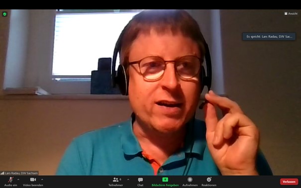 Porträtbild Lars Radau während der Zoom-Sitzung – Lars Radau arbeitete jahrelang als Wirtschaftsjournalist. Seit vorigem August ist er Geschäftsführer des DJV-Landesverbands Sachsen 