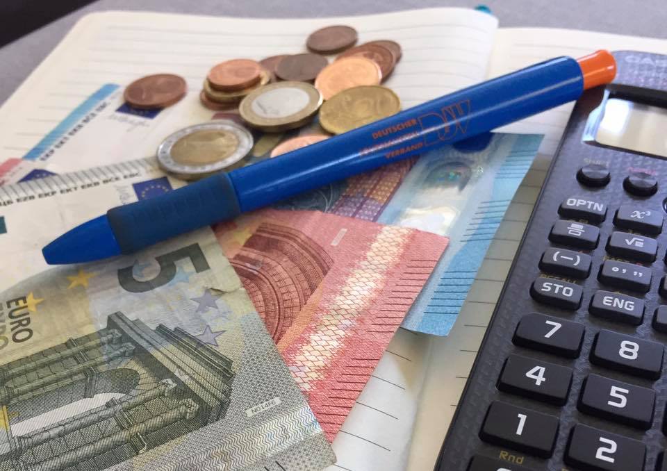 Kugelschreiber, Taschenrechner, Geldscheine und Münzgeld –