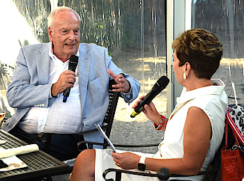 Claus Seibel, langjähriges Mitglied im DJV Hessen ist verstorben – Claus Seibel im Gespräch mit Sylvia Kuck, Ortsverbandsvorsitzende des Ortsverbandes Wiesbaden im letzten Sommer.