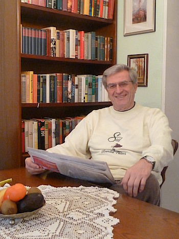 Norbert Dörholt bei der täglichen Zeitungslektüre – Norbert Dörholt bei der täglichen Zeitungslektüre