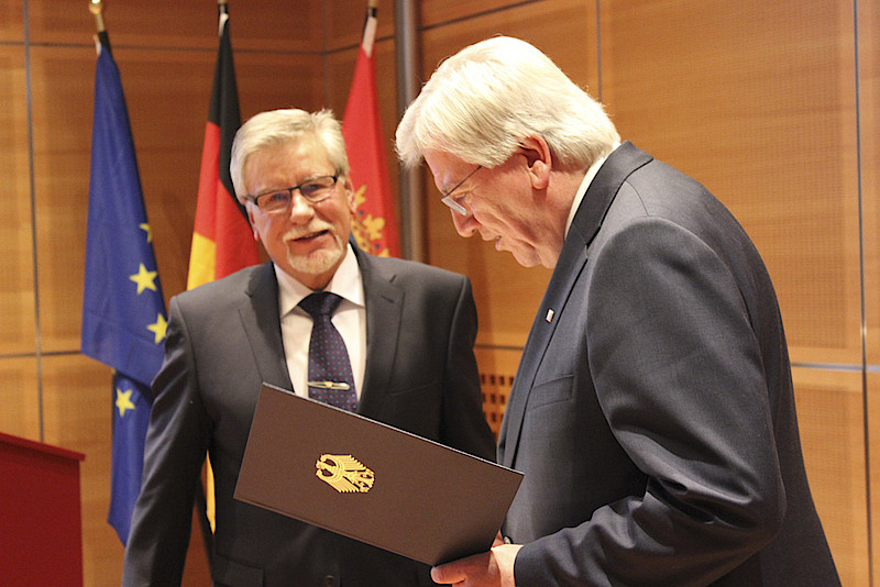 Hans Ulrich Heuser (l.) hat das Bundesverdienstkreuz am Bande erhalten. Der Hessische Ministerpräsident Volker Bouffier überreichte es. – Hans Ulrich Heuser (l.) hat das Bundesverdienstkreuz am Bande erhalten. Der Hessische Ministerpräsident Volker Bouffier überreichte es.