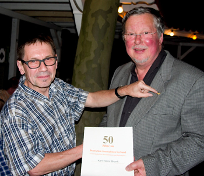 Frank Bugge, Vorsitzender Ortsverband Gießen, ehrt Fotograf Karl-Heinz Brunk für 50 Jahre Mitgliedschaft im DJV. – Frank Bugge, Vorsitzender Ortsverband Gießen, ehrt Fotograf Karl-Heinz Brunk für 50 Jahre Mitgliedschaft im DJV.