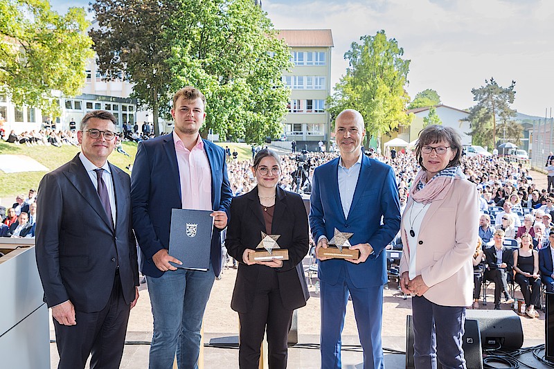 Ministerpräsident Rhein überreicht Walter-Lübcke-Demokratie-Preis 2022 im Beisein von Irmgard Braun-Lübcke (re.) in Wolfhagen. – Ministerpräsident Rhein überreicht Walter-Lübcke-Demokratie-Preis 2022 im Beisein von Irmgard Braun-Lübcke (re.) in Wolfhagen.