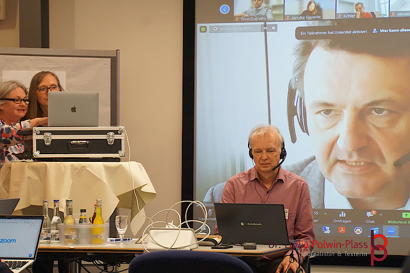 Müssen wir ChatGPT und Co fürchten? Oder können Bots unsere Arbeit bereichern? KI Hybrid: Auf Einladung des DJV haben kamen 27 Journalist:innen zum Seminar nach Fulda, 60 nahmen online teil. – KI Hybrid: Auf Einladung des DJV haben kamen 27 Journalist:innen zum Seminar nach Fulda, 60 nahmen online teil.