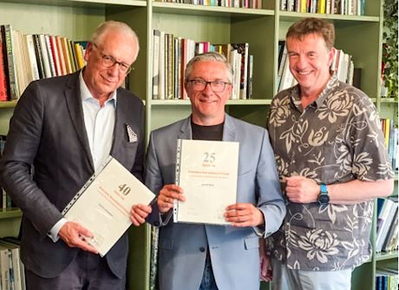Während der Jahreshauptversammlung des Ortsverbands Kassel im DJV Hessen ehrte Vorsitzender Jörg Steinbach (rechts) den Kasseler TV- und Filmproduzenten Ulrich Leinweber (links) für 40 Jahre Mitgliedschaft im hessischen Journalistenverband. Für 25 Jahre Mitgliedschaft wurde der Kasseler hr-Fernsehjournalist Bernd Bark (mittig) geehrt. Die Mitglieder hatten sich in der Bibliothek des Hotels Renthof in Kassel versammelt. – Während der Jahreshauptversammlung des Ortsverbands Kassel im DJV Hessen ehrte Vorsitzender Jörg Steinbach (rechts) den Kasseler TV- und Filmproduzenten Ulrich Leinweber (links) für 40 Jahre Mitgliedschaft im hessischen Journalistenverband. Für 25 Jahre Mitgliedschaft wurde der Kasseler hr-Fernsehjournalist Bernd Bark (mittig) geehrt. Die Mitglieder hatten sich in der Bibliothek des Hotels Renthof in Kassel versammelt. 