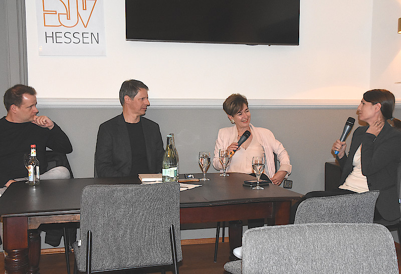 VRM-Chefredakteurin Jule Lumma, Ortsverbandsvorsitzende Sylvia Kuck, Frank Kaminski, VRM Chefredakteur Hessen, und Mika Beuster, Stellvertretender Vorsitzender des DJV sowie Vorstandsmitglied des DJV Hessen. – VRM-Chefredakteurin Jule Lumma, Ortsverbandsvorsitzende Sylvia Kuck, Frank Kaminski, VRM Chefredakteur Hessen, und Mika Beuster, Stellvertretender Vorsitzender des DJV sowie Vorstandsmitglied des DJV Hessen (v.re. nach li.).