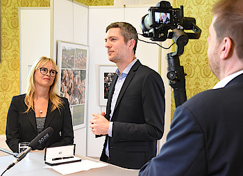 Ingo Zamperoni widmet "Feder für die Pressefreiheit" ägyptischem Journalisten – Gabriela Blumschein überreicht Ingo Zamperoni die "Feder für die Pressefreiheit"