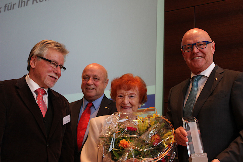 Jutta W. Thomasius wurde mit dem Ehrenpreis ausgezeichnet. Die Gratulanten sind Hans Ulrich Heuser Heuser (Vorsitzender des Deutschen Journalistenverbands, Landesverband Hessen), Prof. Dr. Heiner Boehncke (Professor für Allgemeine und Vergleichende Literaturwissenschaft an der Universität Frankfurt) und Jürgen Weber (Vorsitzender des Vorstands der Sparda-Bank Hessen). – Jutta W. Thomasius wurde mit dem Ehrenpreis ausgezeichnet. Die Gratulanten sind Hans Ulrich Heuser Heuser (Vorsitzender des Deutschen Journalistenverbands, Landesverband Hessen), Prof. Dr. Heiner Boehncke (Professor für Allgemeine und Vergleichende Literaturwissenschaft an der Universität Frankfurt) und Jürgen Weber (Vorsitzender des Vorstands der Sparda-Bank Hessen).