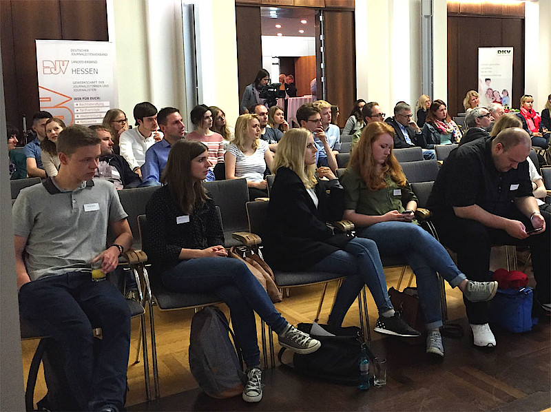 Die gro0e Runde diskutiert im Lichthof der IHK Frankfurt über Wandel und Zukunft der Medien und des Journalismus. – Die gro0e Runde diskutiert im Lichthof der IHK Frankfurt über Wandel und Zukunft der Medien und des Journalismus.