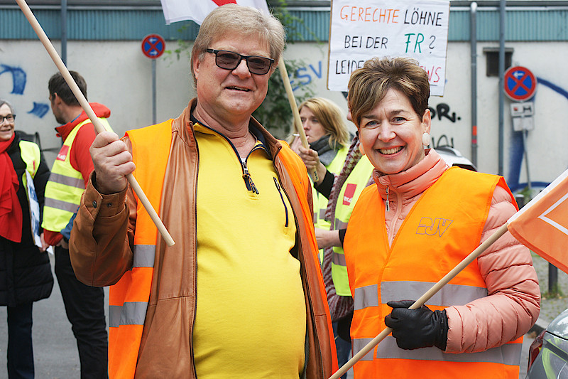 DJV Hessen unterstützt FR Mitarbeiter beim Kampf um faire Löhne Knud Zilian, 1. Vorsitzender des DJV Hessen, und Sylvia Kuck, Vorstandsmitglied des DJV Hessen, stehen den FR Kolleginnen und Kollegen zur Seite. – Knud Zilian, 1. Vorsitzender des DJV Hessen, und Sylvia Kuck, Vorstandsmitglied des DJV Hessen, stehen den FR Kolleginnen und Kollegen zur Seite.