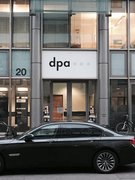 Das Foto zeigt den Eingangsbereich der dpa in Berlin.
